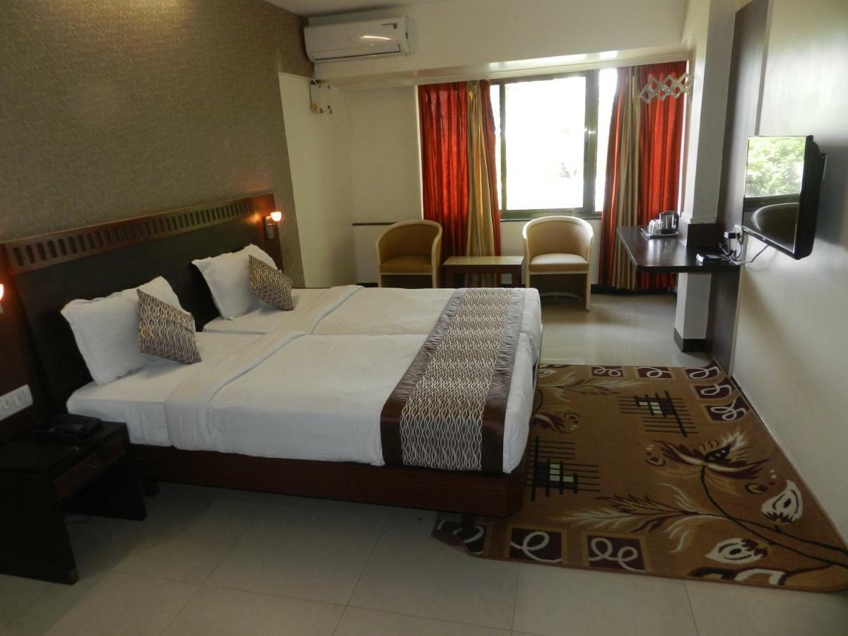 Hotel Ayodhya Kolhapur Ngoại thất bức ảnh
